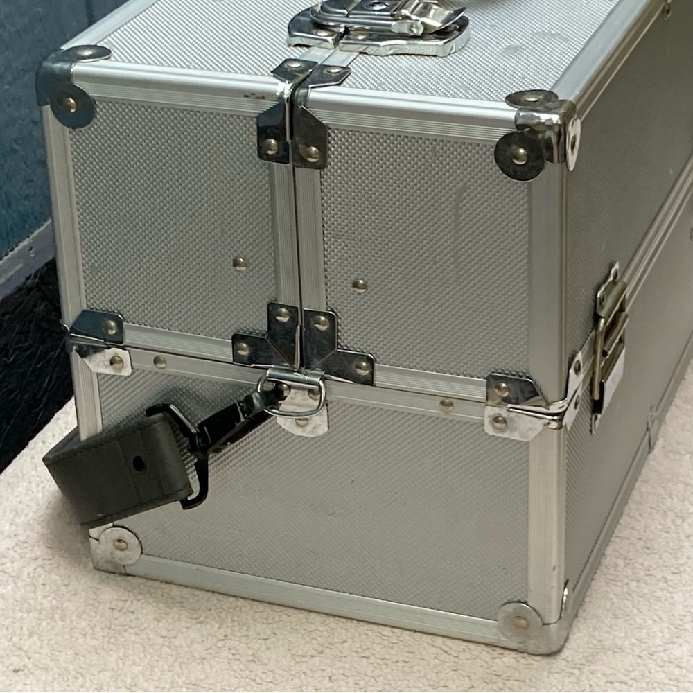 Large Expanding Makeup/Cosmetic/Tool/Tackle Box Case w/Shoulder Strap-Silver - Picture 4 of 11